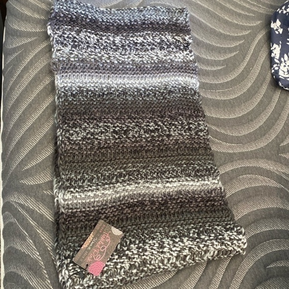 Tickled Pink acrylic purple gray white chunky knit scarf NWT